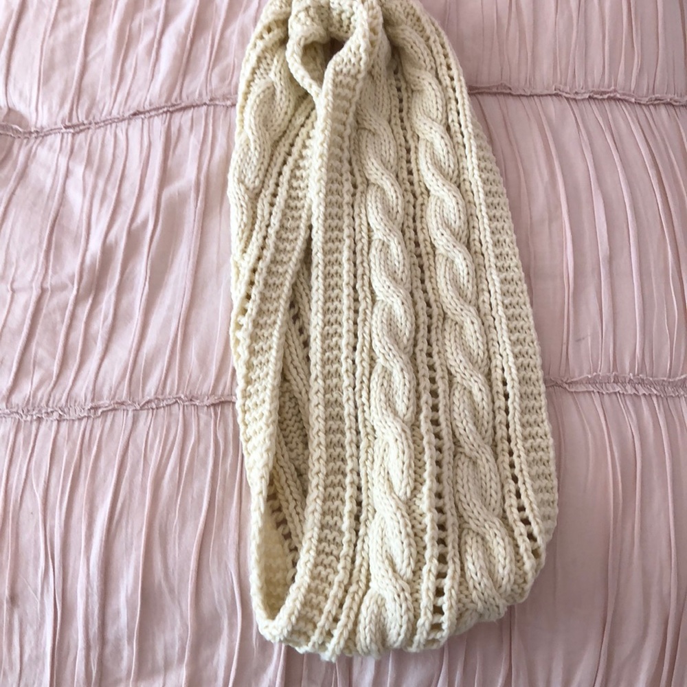 I’m selling this cute warm white scarf.